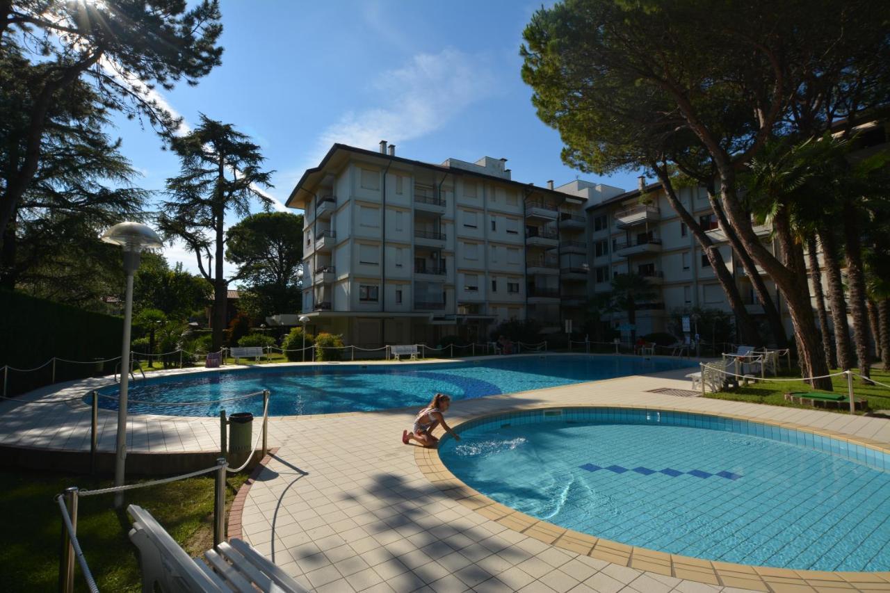 Appartement Lignano With Pool à Lignano Sabbiadoro Extérieur photo