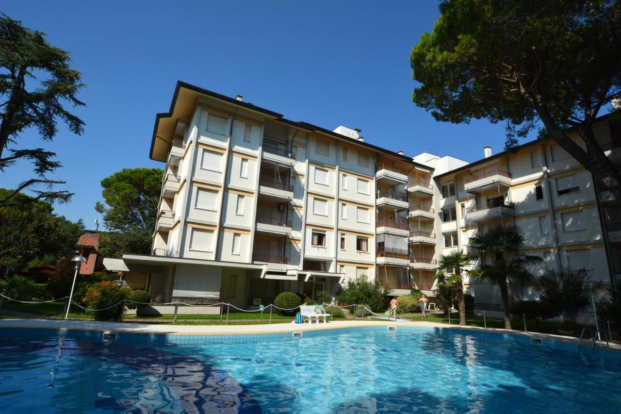 Appartement Lignano With Pool à Lignano Sabbiadoro Extérieur photo