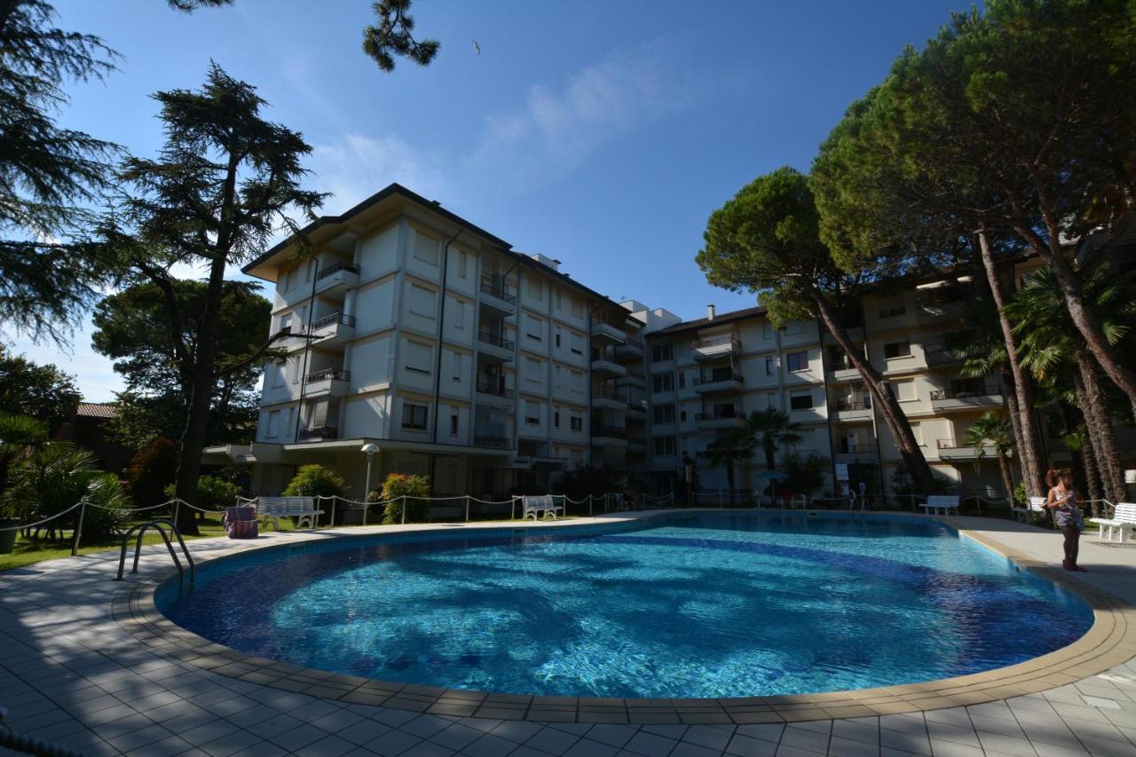 Appartement Lignano With Pool à Lignano Sabbiadoro Extérieur photo