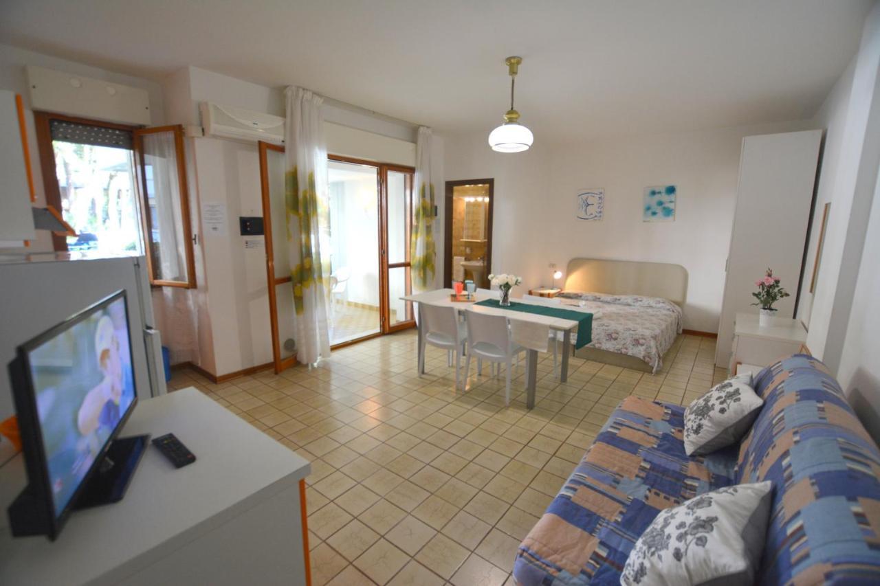 Appartement Lignano With Pool à Lignano Sabbiadoro Extérieur photo