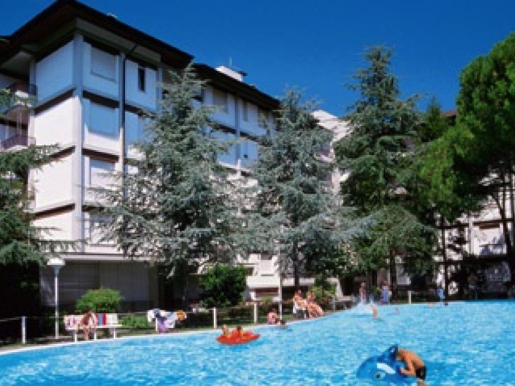 Appartement Lignano With Pool à Lignano Sabbiadoro Extérieur photo