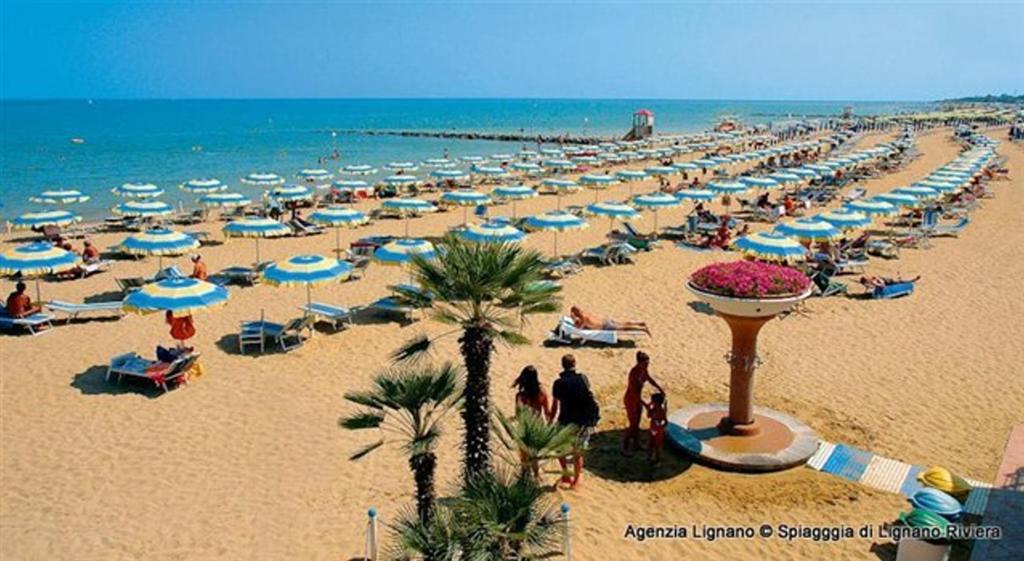 Appartement Lignano With Pool à Lignano Sabbiadoro Extérieur photo